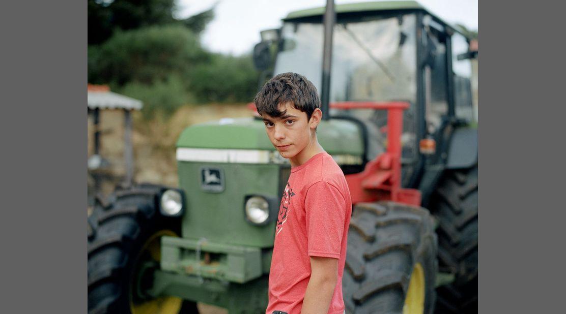 Antonin, 15 ans, dans son jardin à Saint-Hilaire-Cusson-la-Valmitte – Série Transitions © Samuel Kirszenbaum / Grande commande photojournalisme
