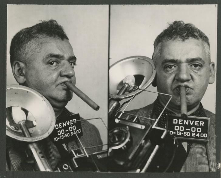 Self-Portrait, Weegee with Speed Graphic Camera, 1950 [Autoportrait avec un appareil Speed Graphic, 1950]