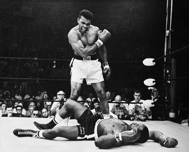 25 mai 1965. Muhammad Ali vient de mettre K.-O. Sonny Liston dès le premier round du match qui se tient au Central Maine Youth Center de Lewiston. Il devient champion.