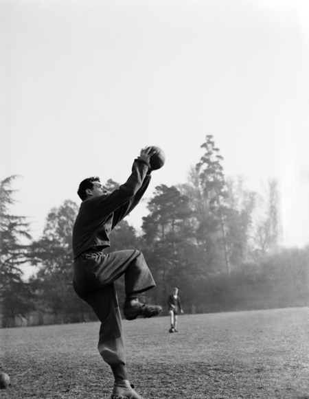 Le football : interception du ballon par le gardien de but, René-Jacques (1908-2003), 1948.