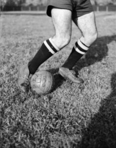 Le football : passe de pieds avec le ballon, René-Jacques (1908-2003), 1948.