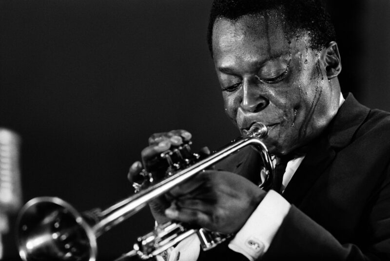Miles Davis en concert au Randall’s Island Jazz Festival, New York, le 23 août 1960 © Henri Dauman Photo Archive