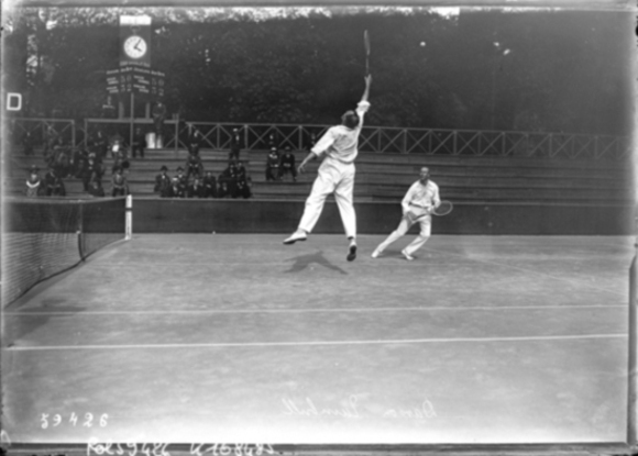 Percival May Davson et Noel Turnbull, participants au championnat du monde de tennis à Saint-Cloud, Agence Rol, 1920, photographie, Paris, Bibliothèque nationale de France.
