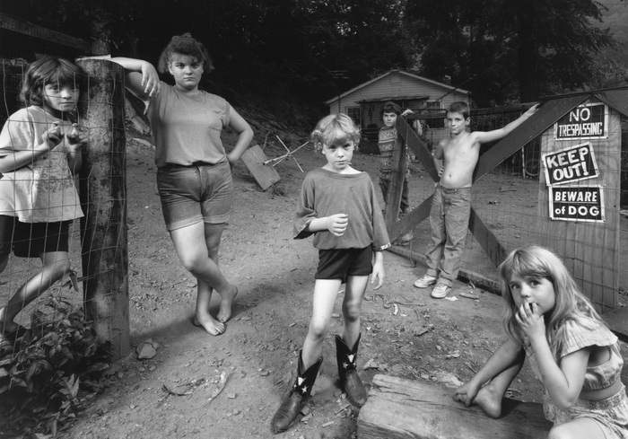 SHELBY LEE ADAMS EXPOSITION "AMERICAN FAMILIES" The Newsome Children, 1997. De la série Appalachian Legacy