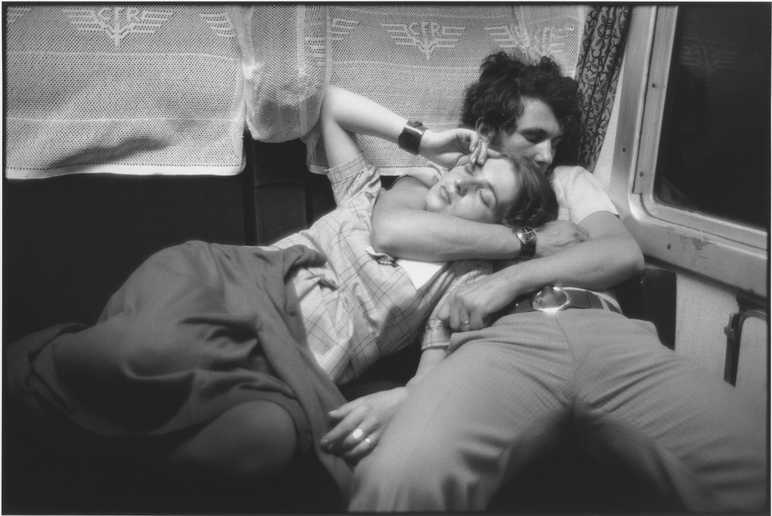 Henri Cartier-Bresson - Dans un train, Roumanie, 1975 ©Fondation Henri Cartier-Bresson/Magnum Photos - Tirage moderne sur papier au gélatino-bromure d'argent 30x40 signé - Acquisition1994 - Collection photographique de la Fnac/Dépôt au musée Nicéphore Niépce, Ville de Chalon-sur-Saône Henri Cartier-Bresson - Dans un train, Roumanie, 1975 ©Fondation Henri Cartier-Bresson/Magnum Photos - Tirage moderne sur papier au gélatino-bromure d'argent 30x40 signé - Acquisition1994 - Collection photographique de la Fnac/Dépôt au musée Nicéphore Niépce, Ville de Chalon-sur-Saône