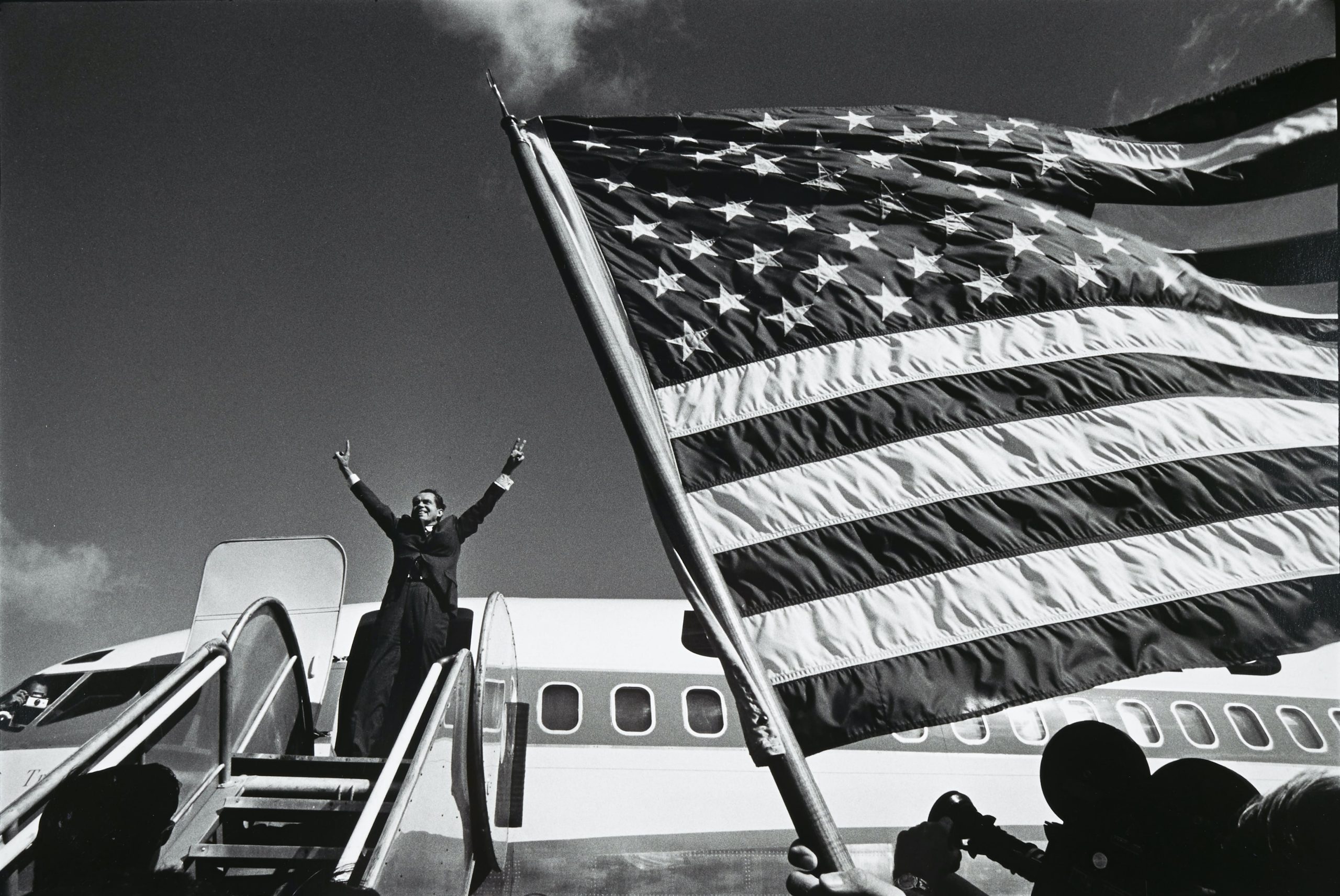 Raymond Depardon - Le candidat républicain Richard Nixon en campagne pour les élections présidentielles, Sioux City, Iowa, Etats-Unis, octobre 1968 ©Magnum Photos - Tirage moderne sur papier au gélatino-bromure d'argent 30x40 signé - Acquisition1996 - Collection photographique de la Fnac/Dépôt au musée Nicéphore Niépce, Ville de Chalon-sur-Saône Raymond Depardon - Le candidat républicain Richard Nixon en campagne pour les élections présidentielles, Sioux City, Iowa, Etats-Unis, octobre 1968 ©Magnum Photos - Tirage moderne sur papier au gélatino-bromure d'argent 30x40 signé - Acquisition1996 - Collection photographique de la Fnac/Dépôt au musée Nicéphore Niépce, Ville de Chalon-sur-Saône