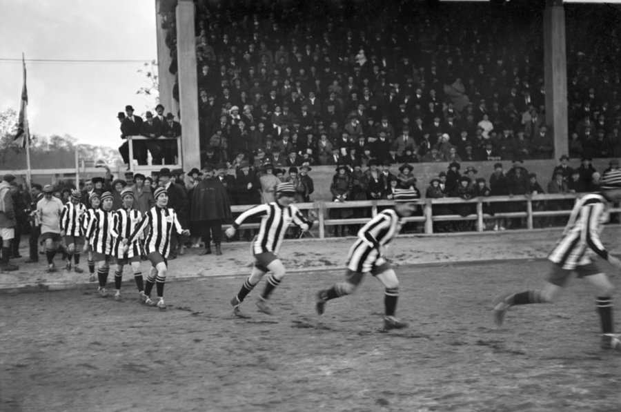 L'équipe anglaise des Dick-Kerr's Ladies, à l'occasion du match de football féminin France-Angleterre (1-1) au Stade Pershing. Paris, 30 octobre 1920