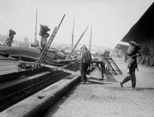 © Jacques Boyer Paris, quais de la Seine. Charbonniers, 1908 Roger-Viollet © Jacques Boyer Paris, quais de la Seine. Charbonniers, 1908 Roger-Viollet