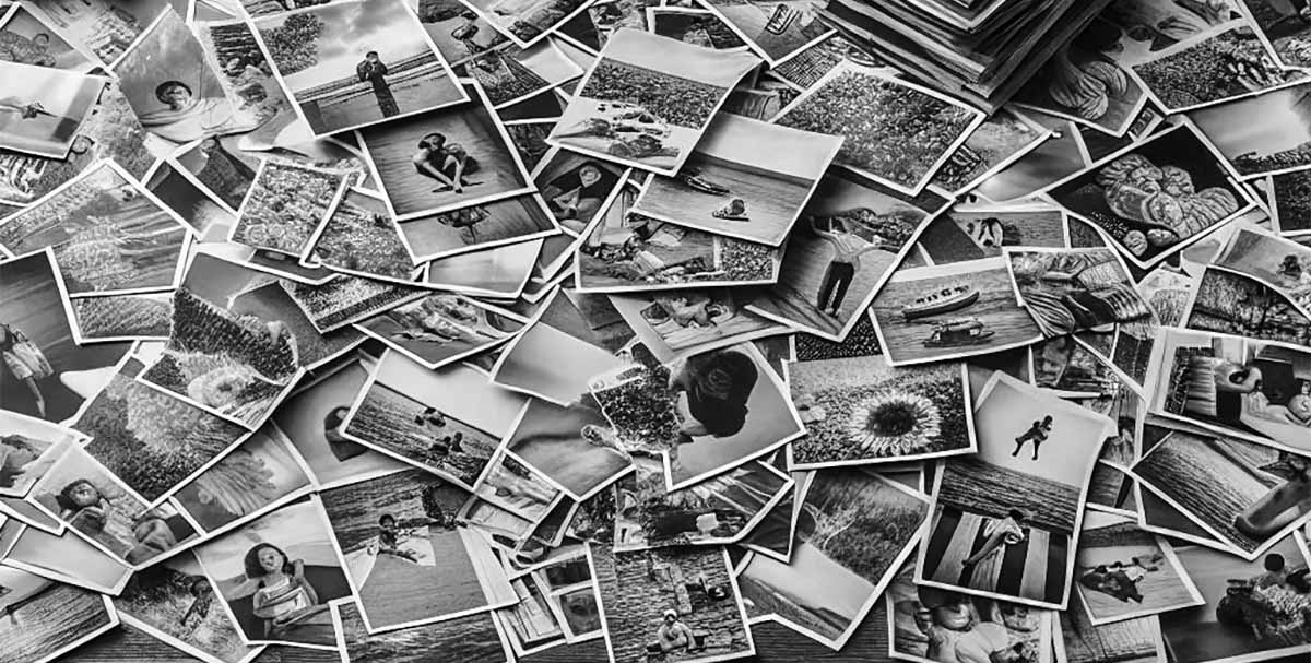 De nombreuses photos posées sur une table De nombreuses photos posées sur une table