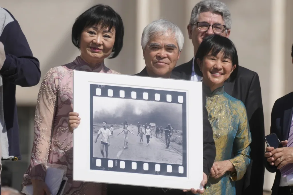 Prix Pulitzer pour le photographe Nick Ut accompagné de Kim Phuc adulte. Vatican 2022 « La petite fille au napalm » : Polémique autour de la célèbre photo . Prix Pulitzer pour le photographe Nick Ut accompagné de Kim Phuc adulte. Vatican 2022