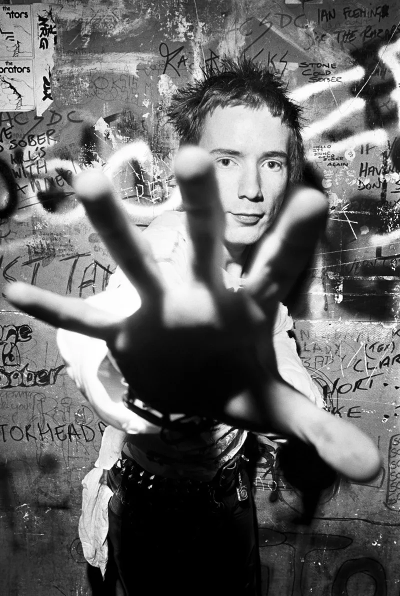 Dennis Morris, Johnny Rotten, dans les coulisses du Marquee Club, Londres, 23 juillet 1977 © Dennis Morris