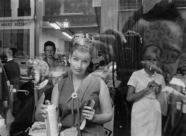 Beauty Parlor Window, 1964 par Harold Feinstein