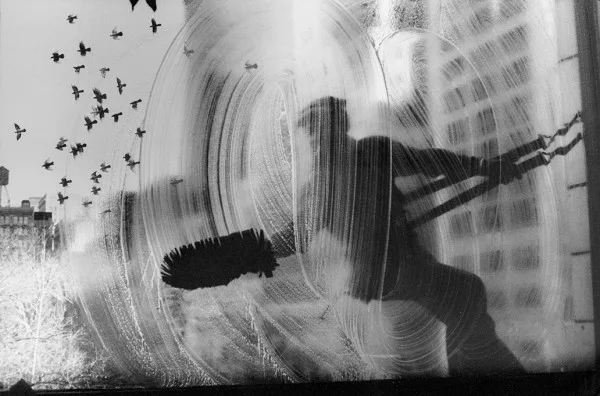 Window Washer par Harold Feinstein