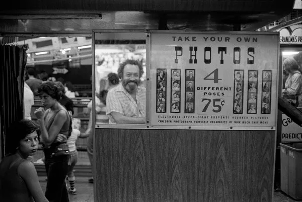 Take Your Own Photos, 1978 par Harold Feinstein