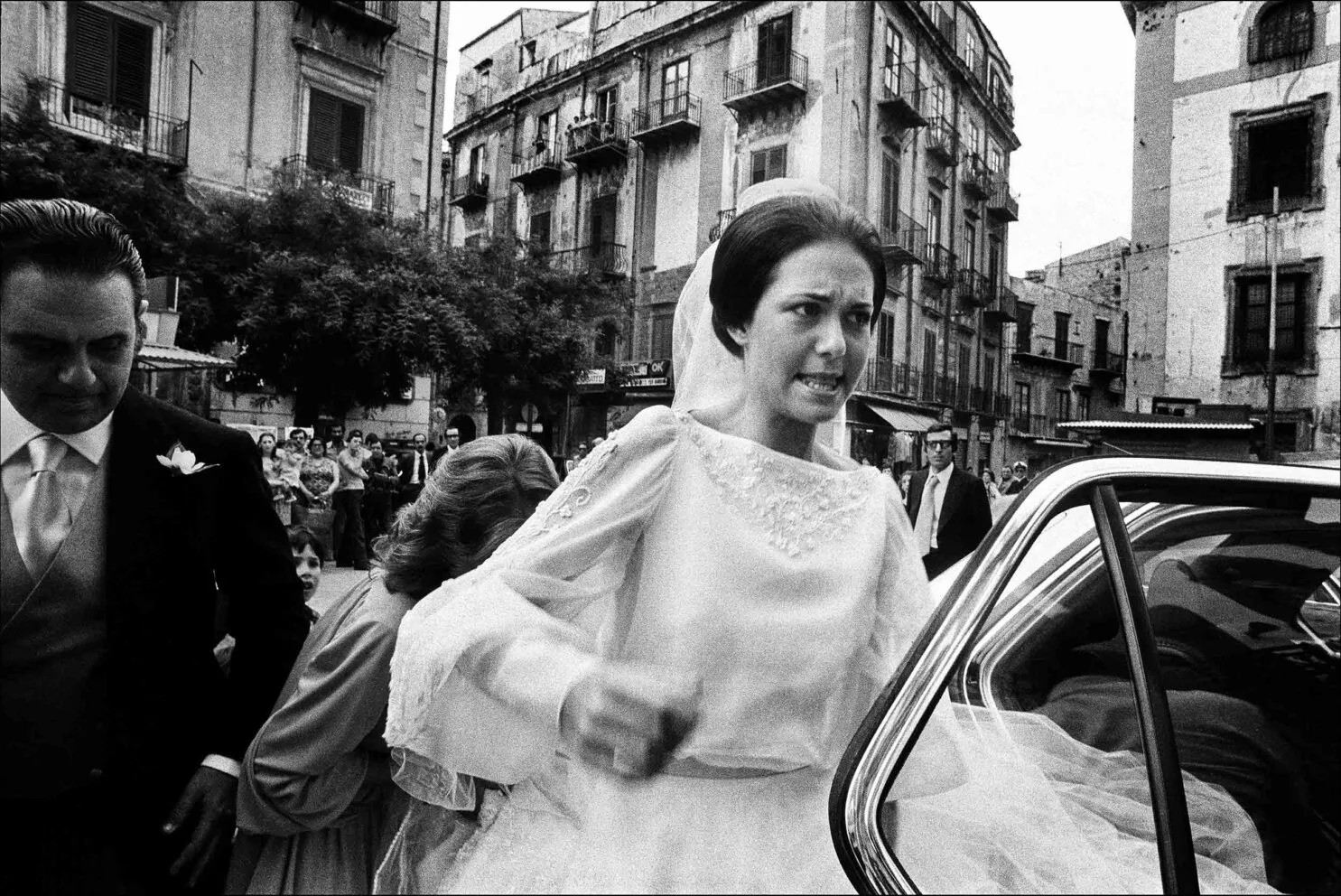 La riche épouse trébuche sur le voile - Palerme 1980 - Letizia Battaglia