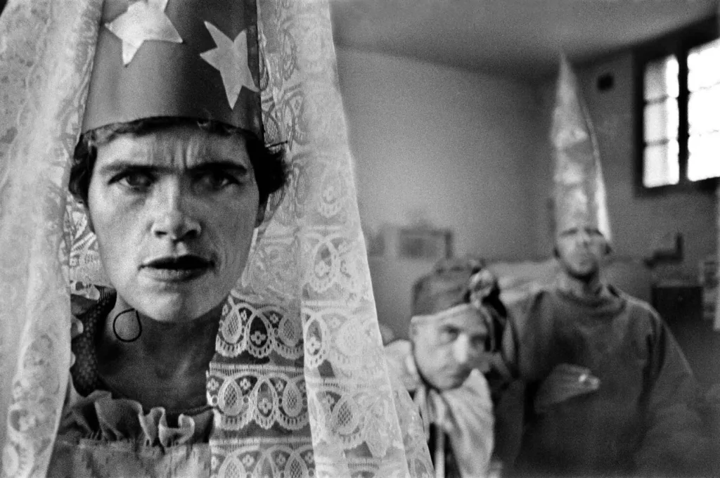 Fête de carnaval à l'hôspital psychiatrique de Palerme - 1986 - Letizia Battaglia