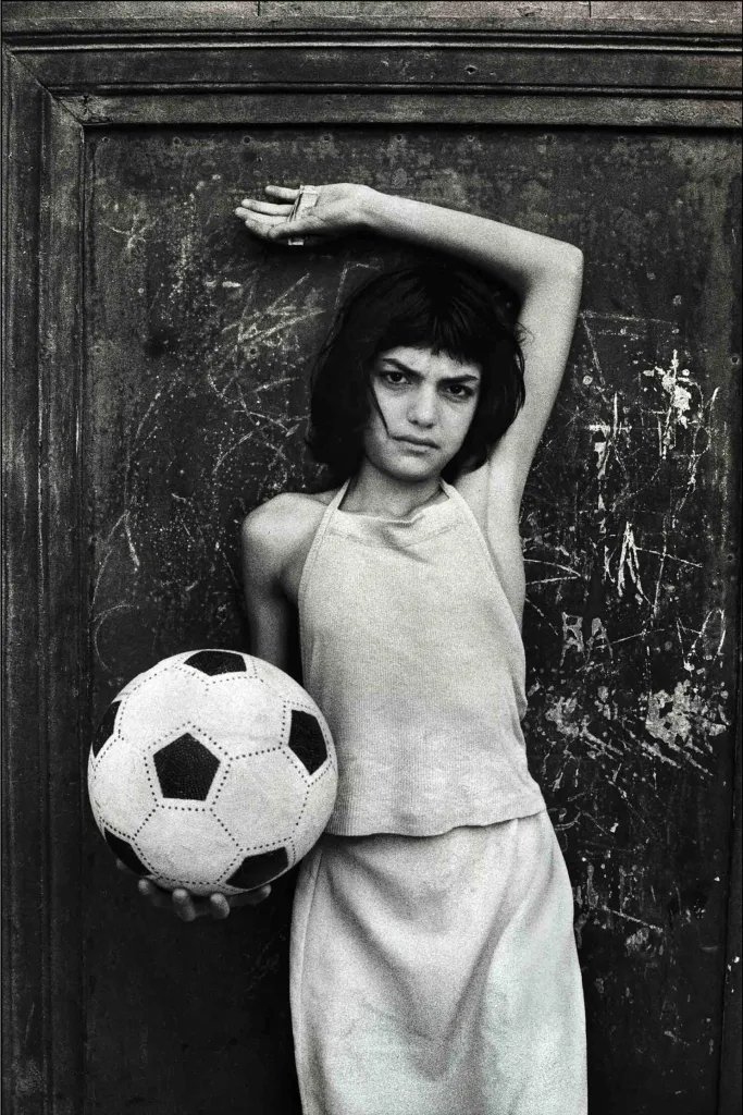 La jeune fille au ballon - Palerme 1980 - Letizia Battaglia