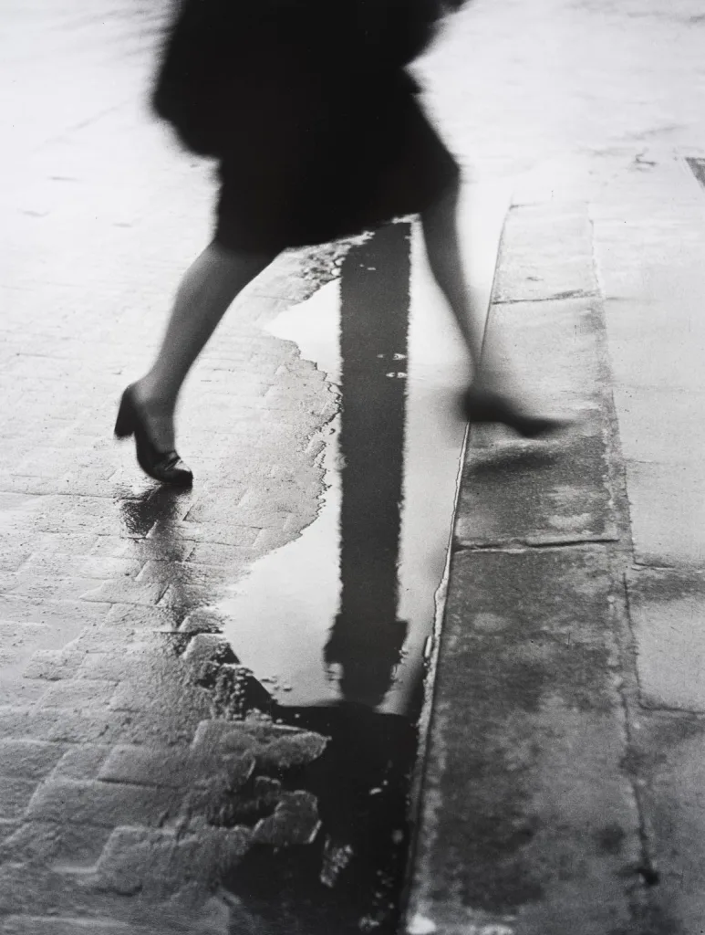 Willy Ronis, Pluie place Vendôme, 1947 © Willy Ronis / Rapho Willy Ronis, Pluie place Vendôme, 1947 © Willy Ronis / Rapho