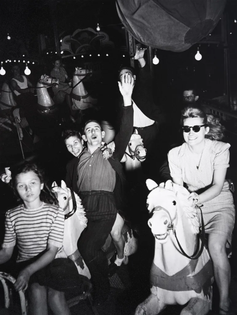 Willy Ronis, Fête foraine, Boulevard Garibaldi, Paris, 1947 © Willy Ronis / Rapho Willy Ronis, Fête foraine, Boulevard Garibaldi, Paris, 1947 © Willy Ronis / Rapho
