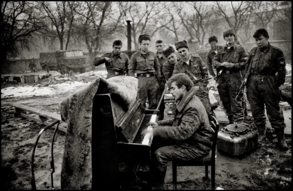 LAINKLEス "JOURNAL DE PHOTOGRAPHES" D'ALAIN KELER & PASCAL MAITRE Quartier général de l'armée russe. Grozny, Tchétchénie, 1994.