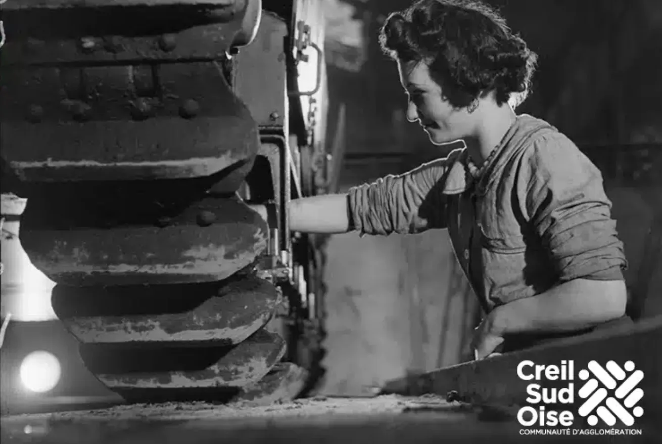 À l’atelier d’Issy-les-Moulineaux une ouvrière travaille sur le train de roulement d’un char Renault R40. Entre janvier et mai 1940 © Auteur inconnu/ECPAD/Défense