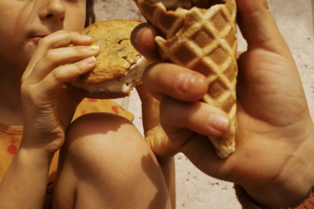 Claire Guarry - Somewhere it's still summer Claire Guarry - Somewhere it's still summer