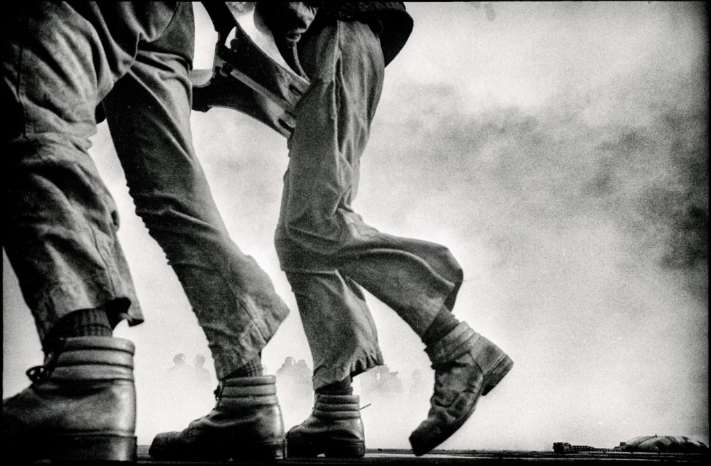 LAINKLEス "JOURNAL DE PHOTOGRAPHES" D'ALAIN KELER & PASCAL MAITRE Sur le porte-avion Foch. Quelque part en Méditerranée, 1985.