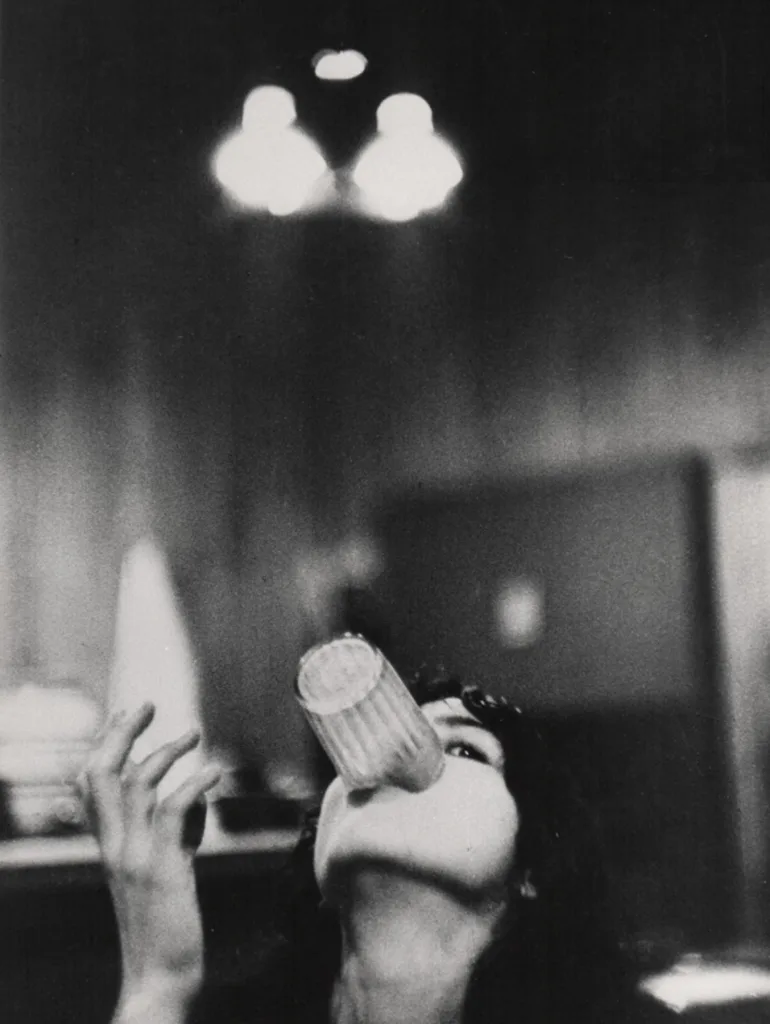 LOUIS STETTNER Nancy jouant avec un verre, New York, vers 1958–1959. Avec l’aimable autorisation des Archives Stettner, Saint-Ouen LOUIS STETTNER Nancy jouant avec un verre, New York, vers 1958–1959. Avec l’aimable autorisation des Archives Stettner, Saint-Ouen