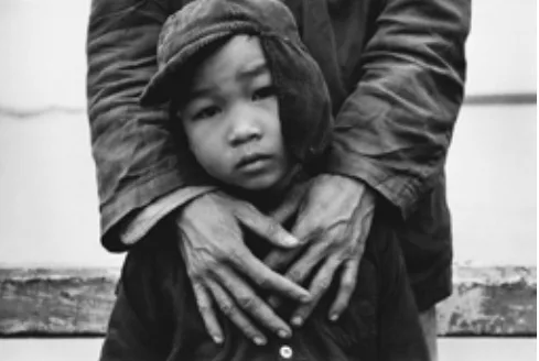 Père et son fils dans une nouvelle zone économique au nord de Saïgon