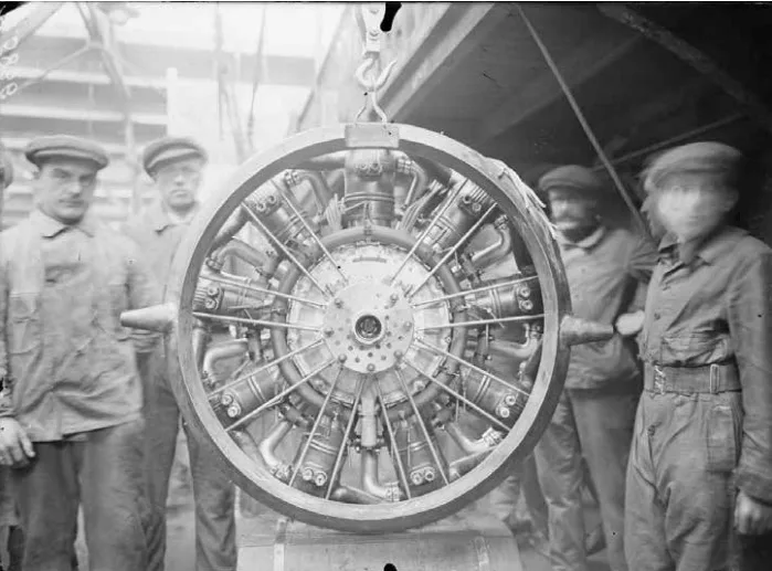 USIMAGE 2025 - Des ouvriers autour d’un moteur d’avion Canton-Unné dans l’usine de la Société des moteurs Salmson.