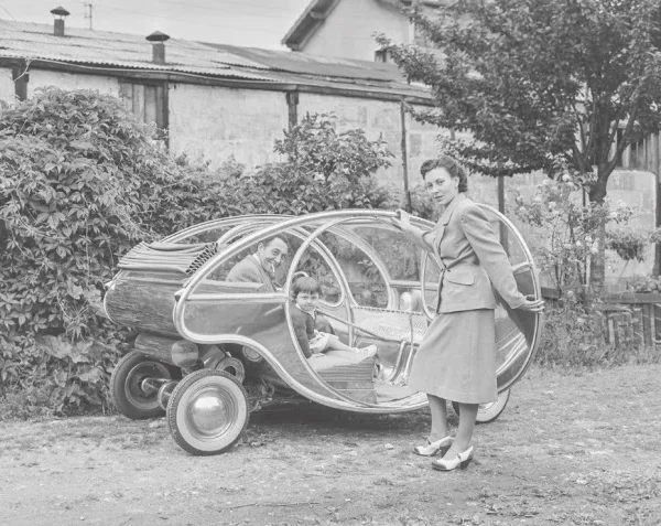 Le Carrosse de Paul Arzens. Paul Arzens, sa femme et sa fille (années 50) © Institut pour l’histoire de L’Aluminium, collection photographique de L’Aluminium français