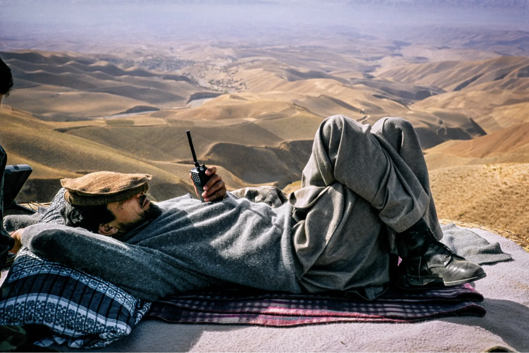 PASCAL MALIKE "JOURNAL DE PHOTOGRAPHES" D'ALAIN KELER & PASCAL MAITRE Ahmed Chah Massoud devant la ville de Taloquan, Afghanistan, 1998.