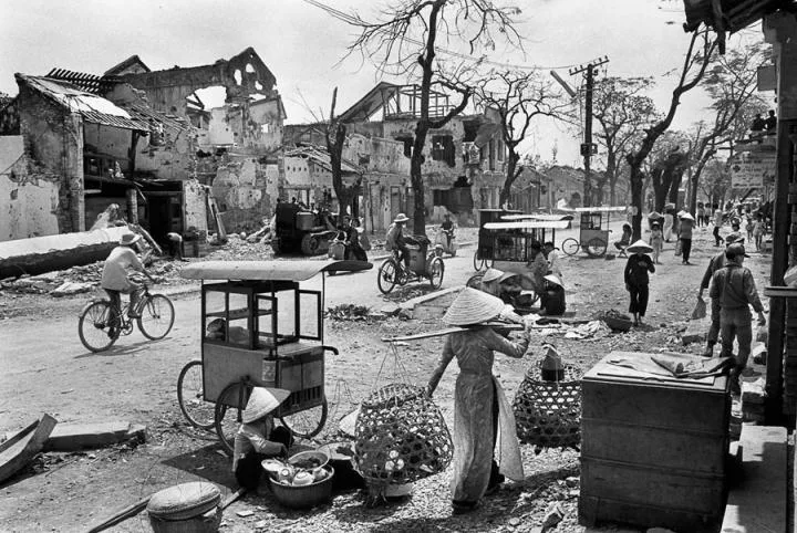Hué, Dans la rue principale de la citadelle, Sud Vietnam, 1968 © Marc Riboud