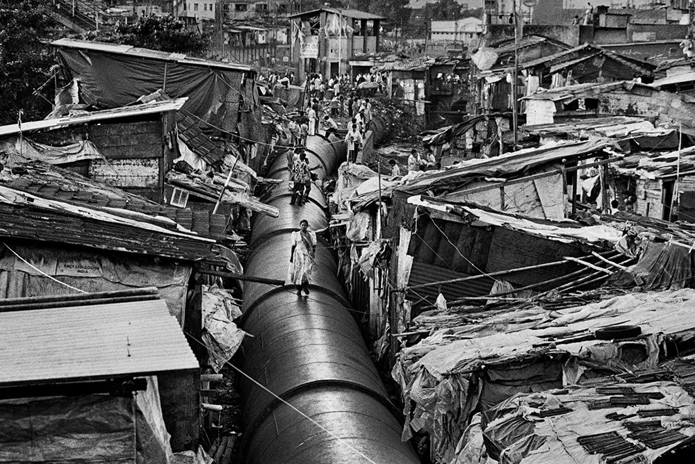 Canalisation d’eau potable desservant les quartiers prospères, bidonville de Mahim, Bombay, Inde, 1995, Collection MEP, Paris © Sebastião Salgado Canalisation d’eau potable desservant les quartiers prospères, bidonville de Mahim, Bombay, Inde, 1995, Collection MEP, Paris © Sebastião Salgado
