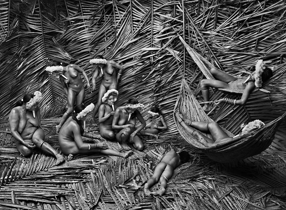 Les femmes zo’é se teignent le corps avec un fruit rouge, l’urucum ou roucou, village de Towari Ypy, Pará, Brésil, 2009, Collection MEP, Paris. Don de Sebastião Salgado et Lélia Wanick Salgado en 2018 © Sebastião Salgado Les femmes zo’é se teignent le corps avec un fruit rouge, l’urucum ou roucou, village de Towari Ypy, Pará, Brésil, 2009, Collection MEP, Paris. Don de Sebastião Salgado et Lélia Wanick Salgado en 2018 © Sebastião Salgado