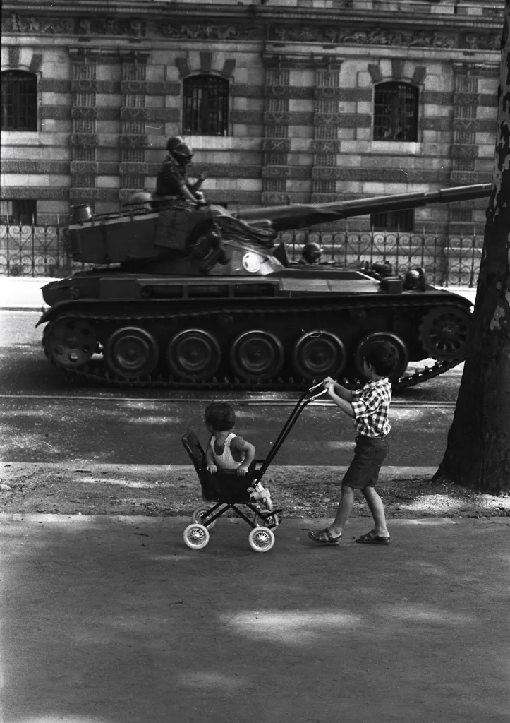 14-juillet-1969-_vehicule-militaire_- Robert Doisneau 14-juillet-1969-_vehicule-militaire_- Robert Doisneau