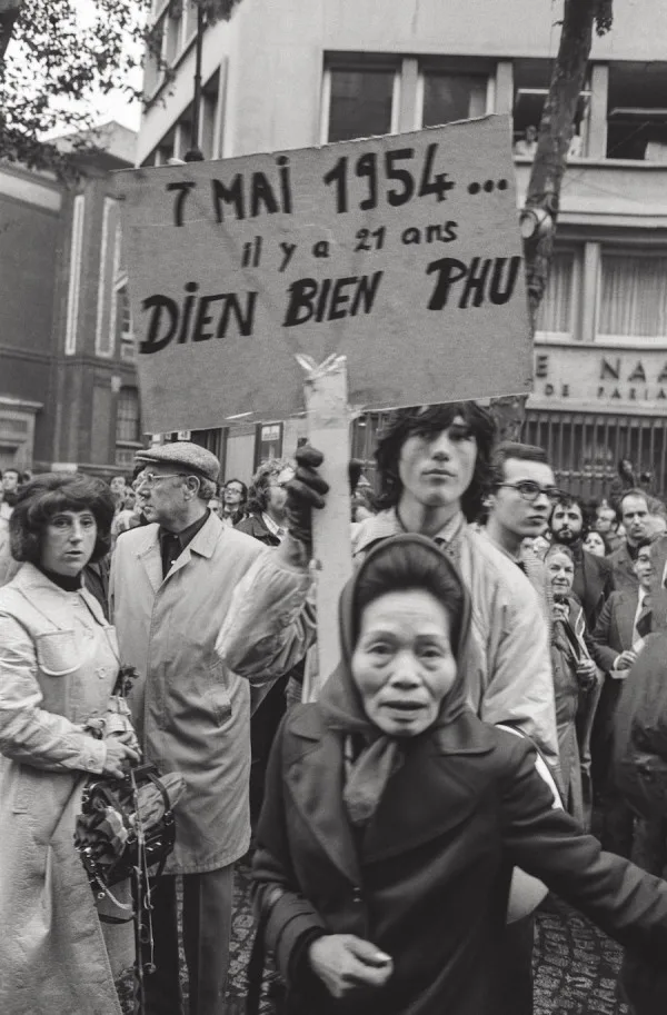 Marie-Laure de Decker, Manifestation célébrant la fin de la guerre du Vietnam, Paris, 6 mai 1975