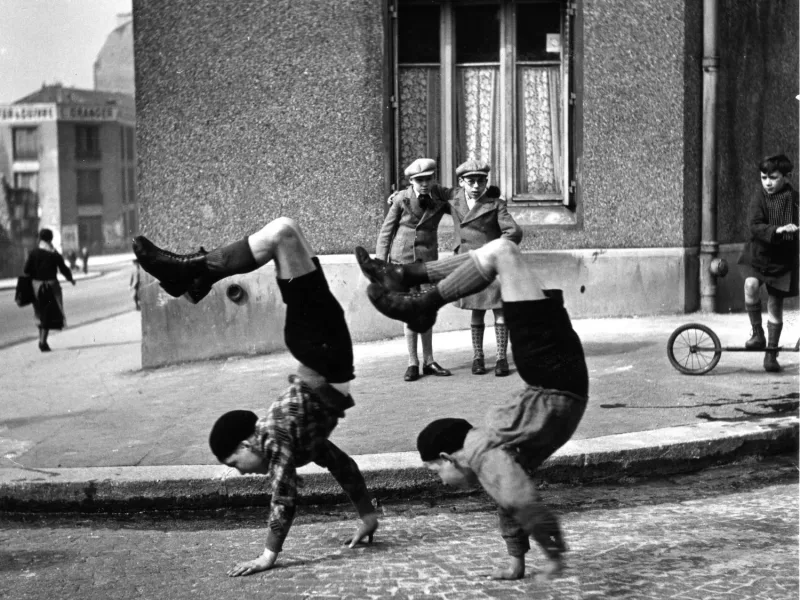 Les-freres-rue-du-Docteur-Lecene-Paris-1934- Robert Doisneau Les-freres-rue-du-Docteur-Lecene-Paris-1934- Robert Doisneau