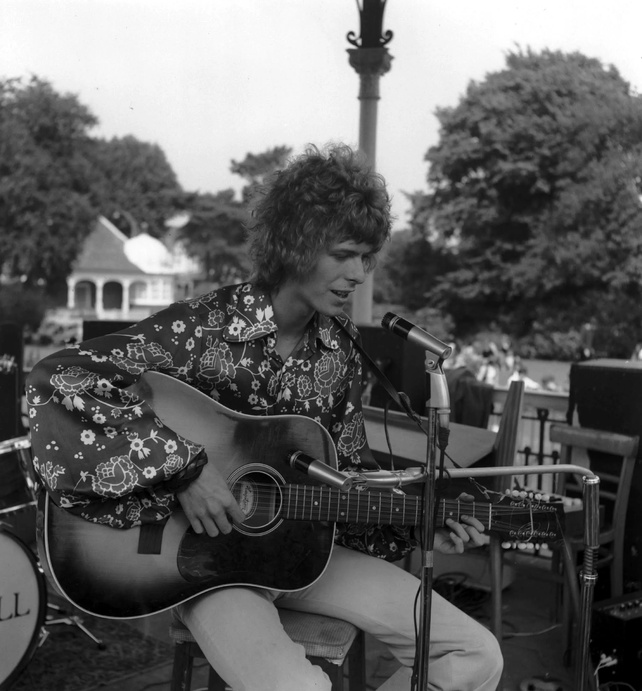 David Bowie in concert at the Arts Lab Centre in Beckenham in August 1969); Picture Alliance/Photoshot.