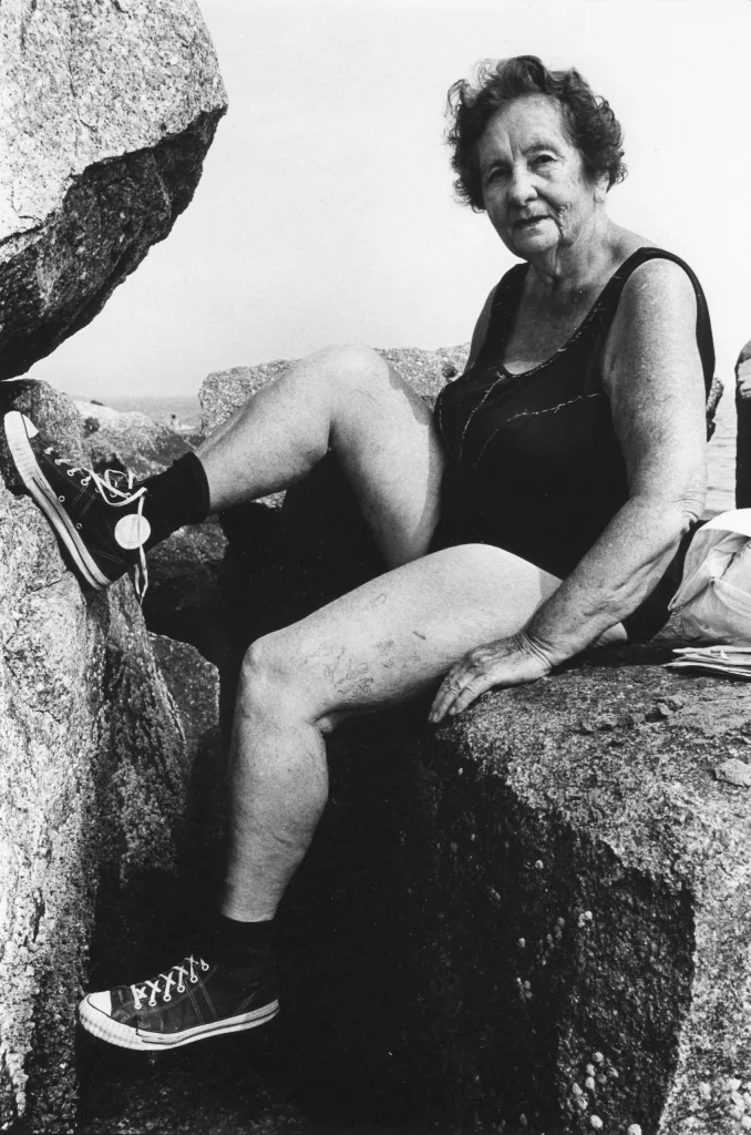 Arlene Gottfried – Woman Wearing Sneakers, Coney Island, 1976 © Estate Arlene Gottfried / Courtesy Les Douches la Galerie, Paris