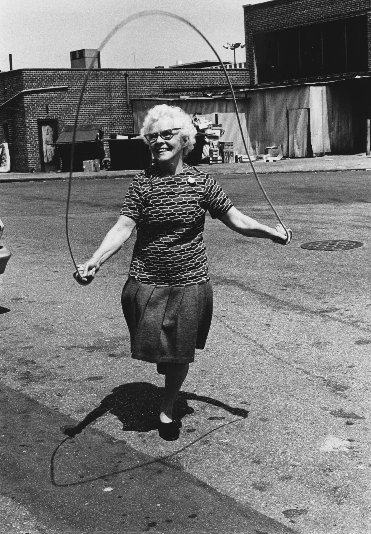 Arlene Gottfried, Isabel Croft Jumping Robe, Brooklyn, 1972 © Estate Arlene Gottfried / Courtesy Les Douches la Galerie, Paris Arlene Gottfried, Isabel Croft Jumping Robe, Brooklyn, 1972 © Estate Arlene Gottfried / Courtesy Les Douches la Galerie, Paris