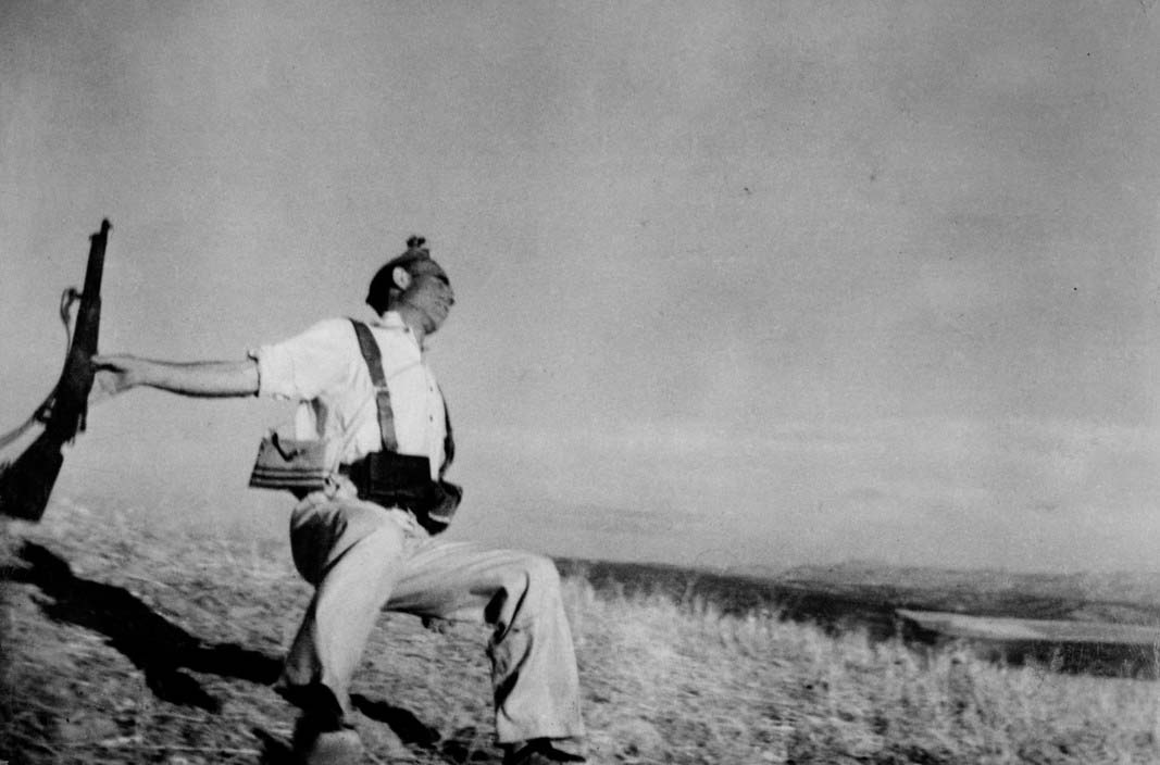 Mort d'un milicien loyaliste sur le front de Cordoue, Espagne, début septembre 1936 © Robert Capa / International Center of Photography / Magnum Photos