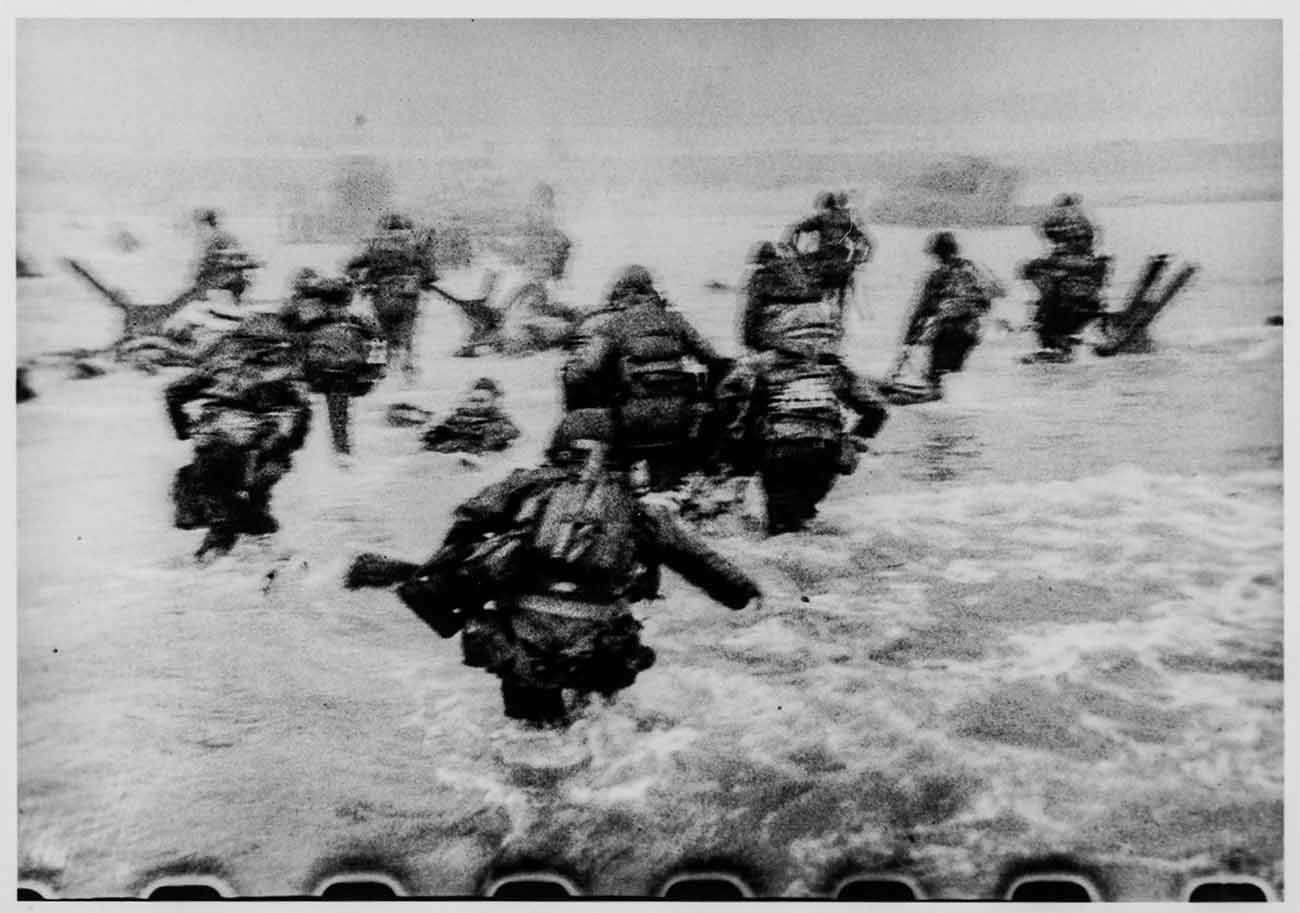 Les troupes américaines prennent d’assaut la plage d’Omaha Beach lors du Débarquement, Normandie, France, 6 juin 1944. Crédit : Robert Capa/International Center of Photography / Magnum Photos