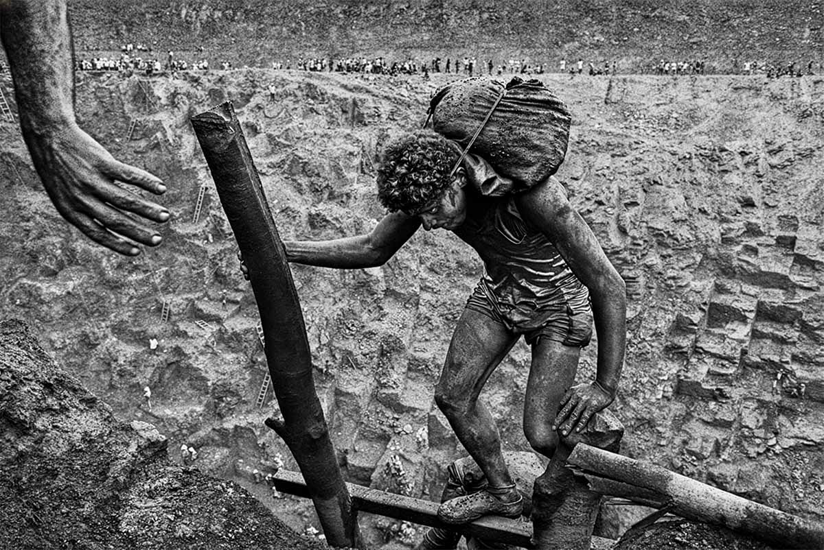 Sebastião Salgado, Mine d’or de Serra Pelada, État de Pará, Brésil, 1986, Collection MEP, Paris © Sebastião Salgado