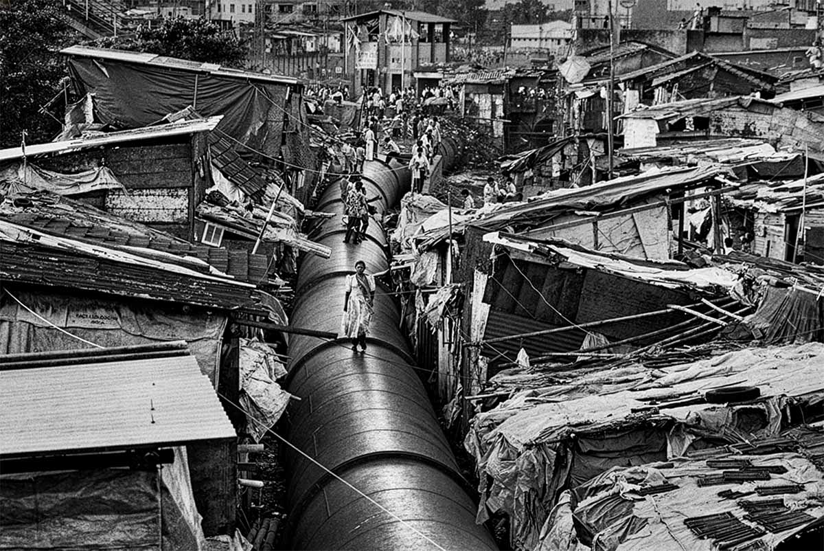 Sebastião Salgado, Canalisation d’eau potable desservant les quartiers prospères, bidonville de Mahim, Bombay, Inde, 1995, Collection MEP, Paris © Sebastião Salgado