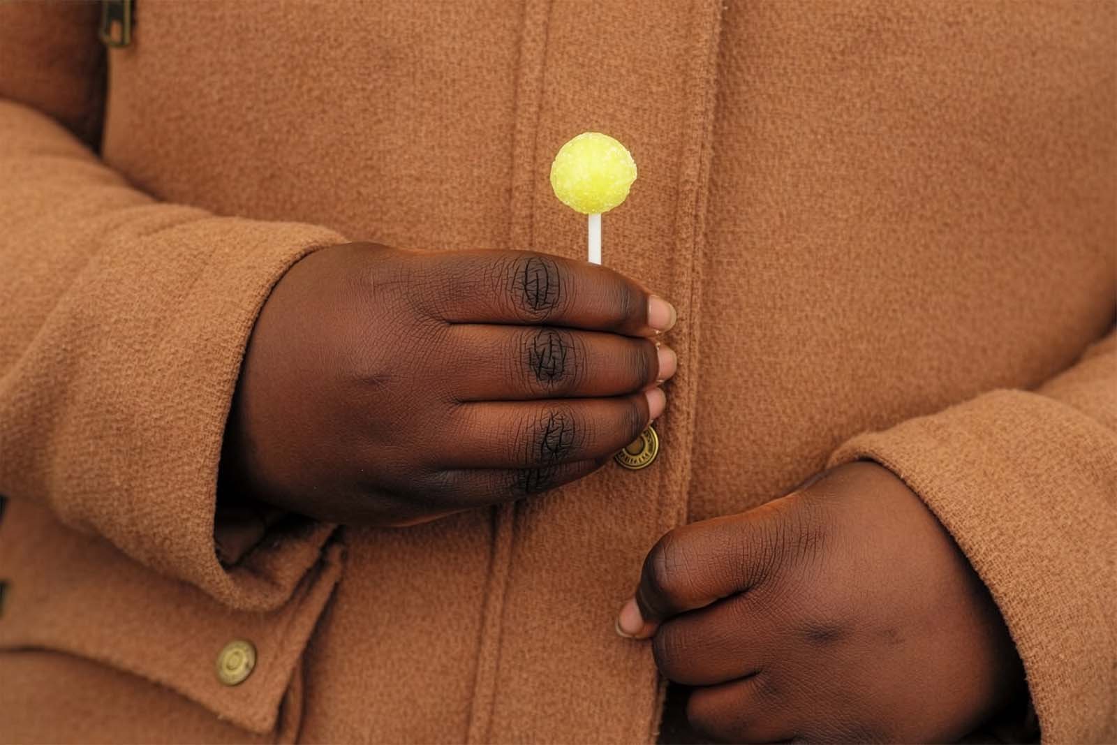 Série Le chêne-pointu, Clichy-Sous-Bois, Mains et sucette, 2021 © Géraldine Lay. Courtesy of galerie SIT DOWN