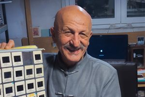 Reza dans son atelier photo à Paris