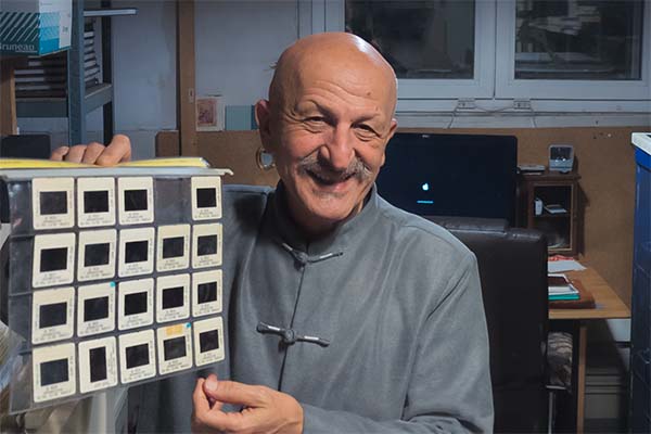 Reza dans son atelier photo à Paris