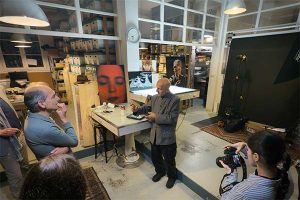 Reza dans son atelier à Paris