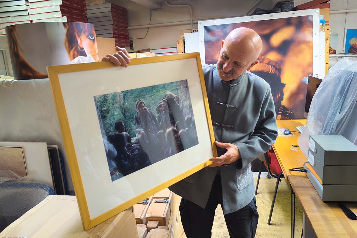 Reza dans son atelier à Paris avec des portraits du commandant Massoud © Stéphan Norsic Reza dans son atelier à Paris avec des portraits du commandant Massoud © Stéphan Norsic